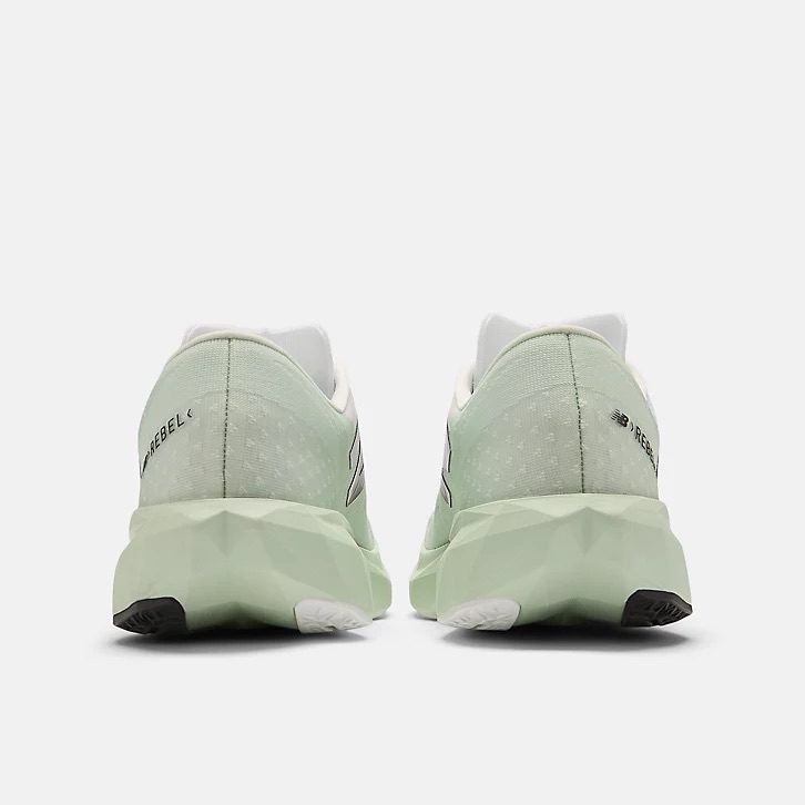 New Balance Fuel Cell Rebel v4 | Laufschuh für Frauen